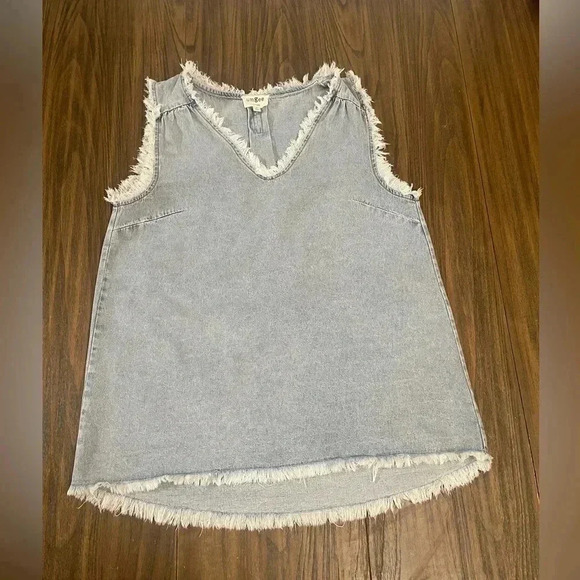 Umgee Denim Light Wash Sleeveless Cut Off V Neck Women’s Blouse size Small - Picture 4 of 11